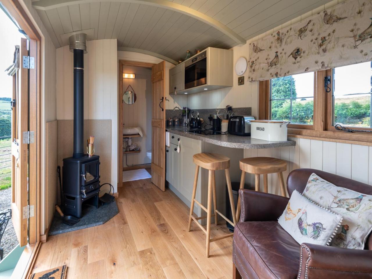 Padarn'S Hut Villa Llanbadarn Fynydd Exterior photo