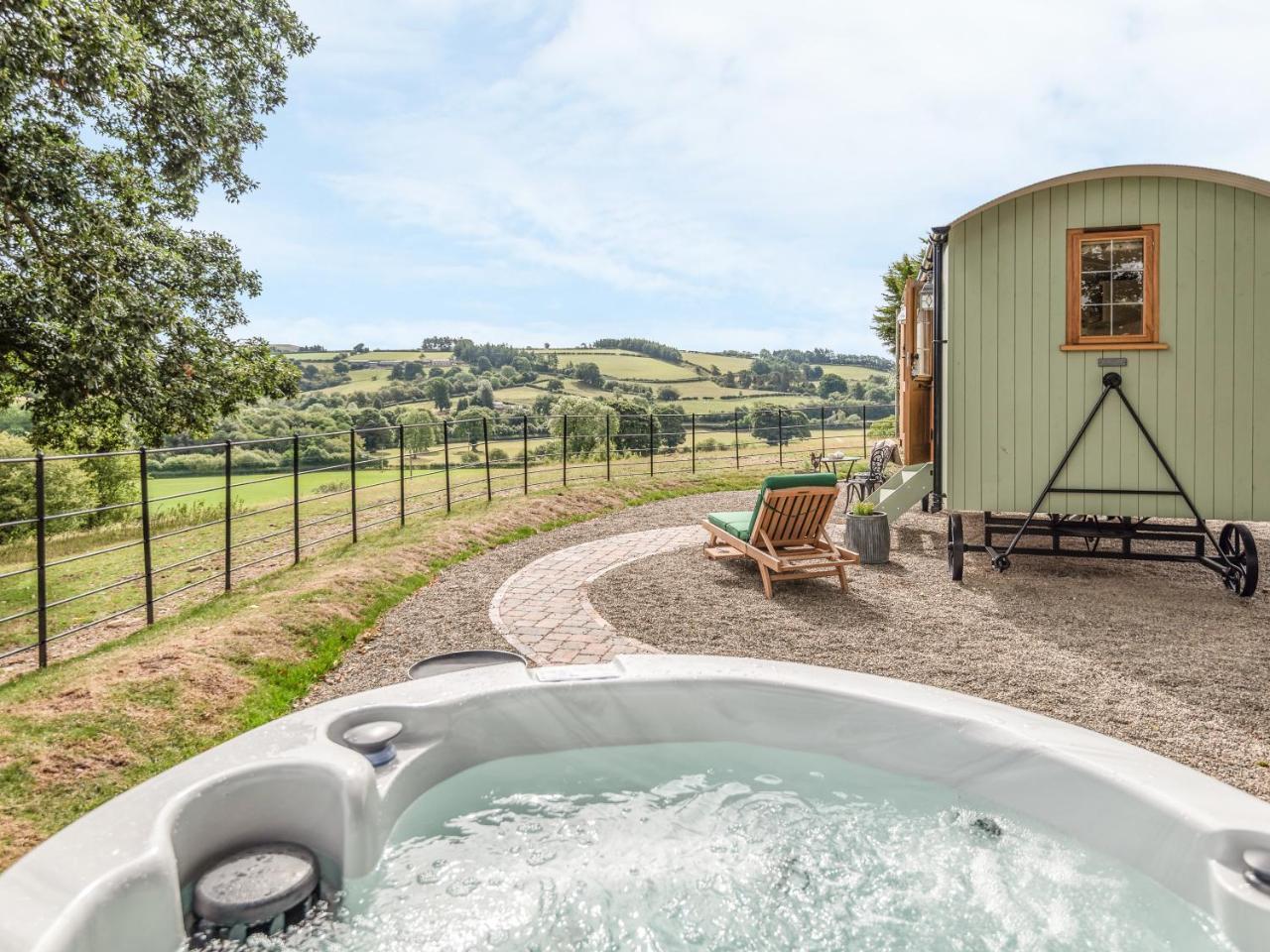 Padarn'S Hut Villa Llanbadarn Fynydd Exterior photo